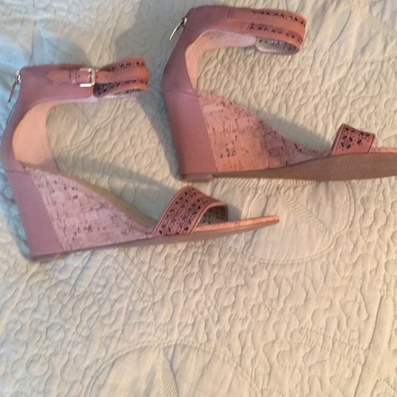 Shoes - Picture 3 of 4